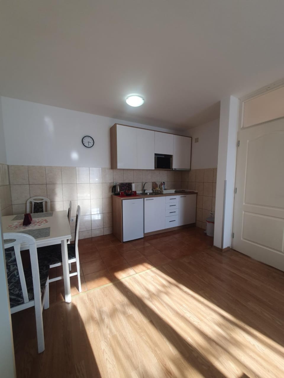 Kitchen or kitchenette, Dining area, minibar, stove