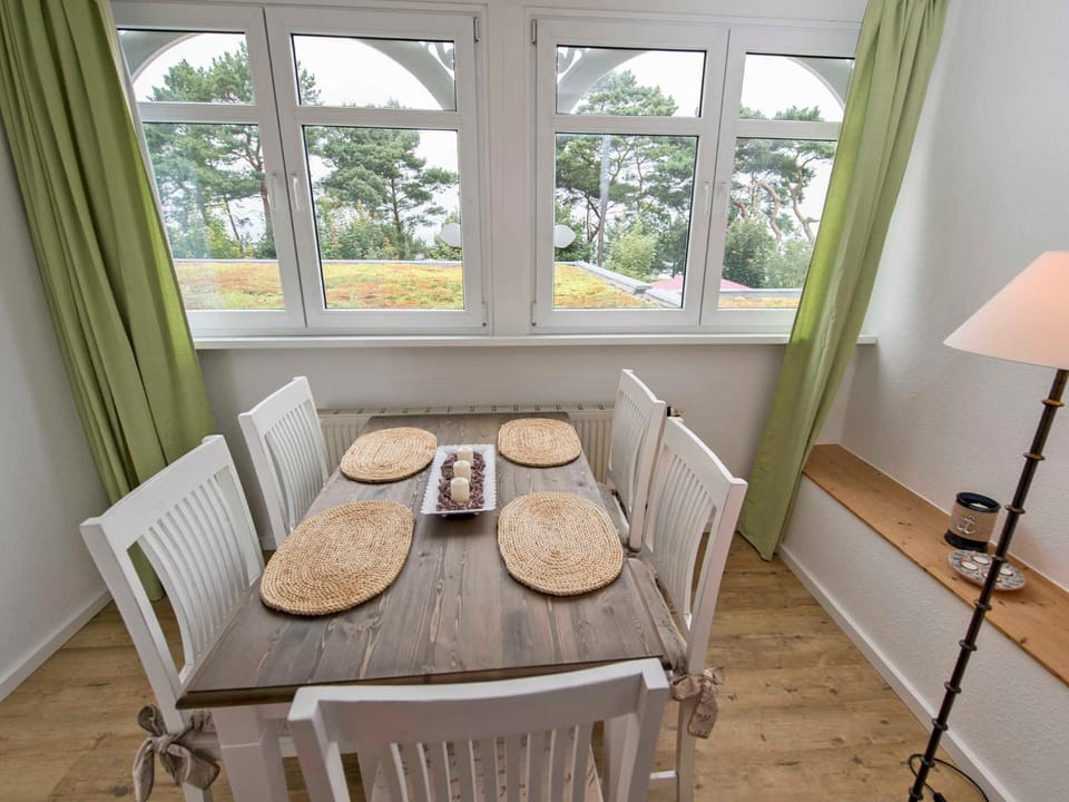 Photo of the whole room, Dining area