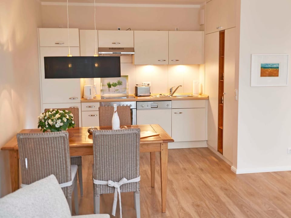 Kitchen or kitchenette, Photo of the whole room, Dining area