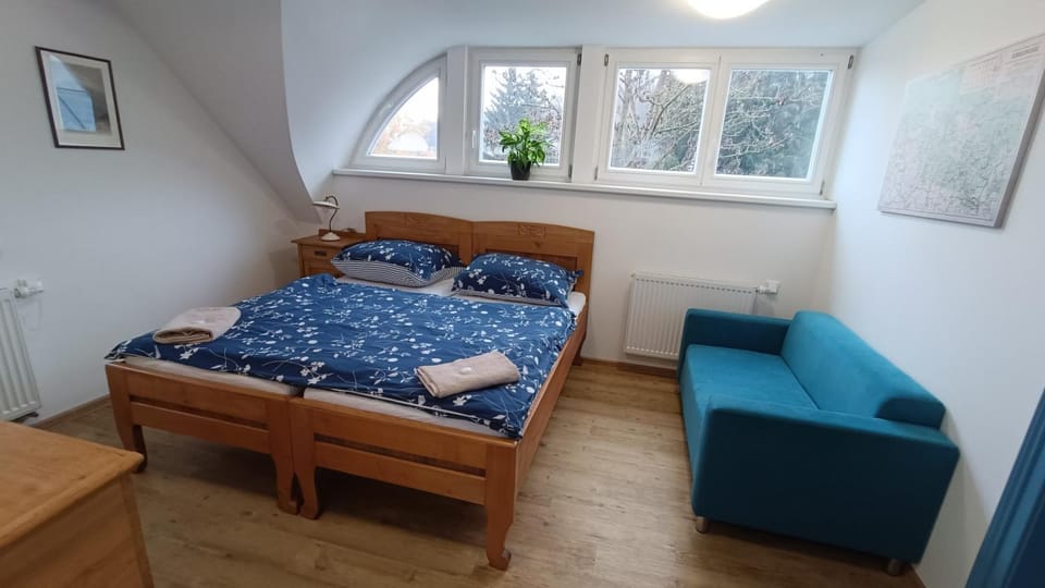 Bed, Photo of the whole room, Seating area, Bedroom