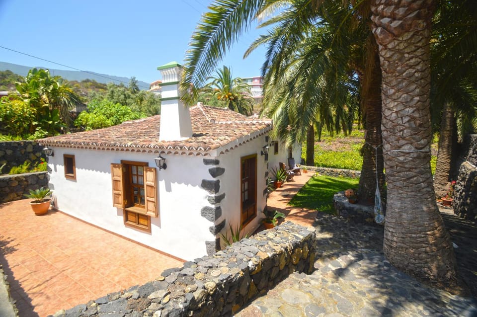 Facade/entrance, Garden, Balcony/Terrace, Garden view, Mountain view