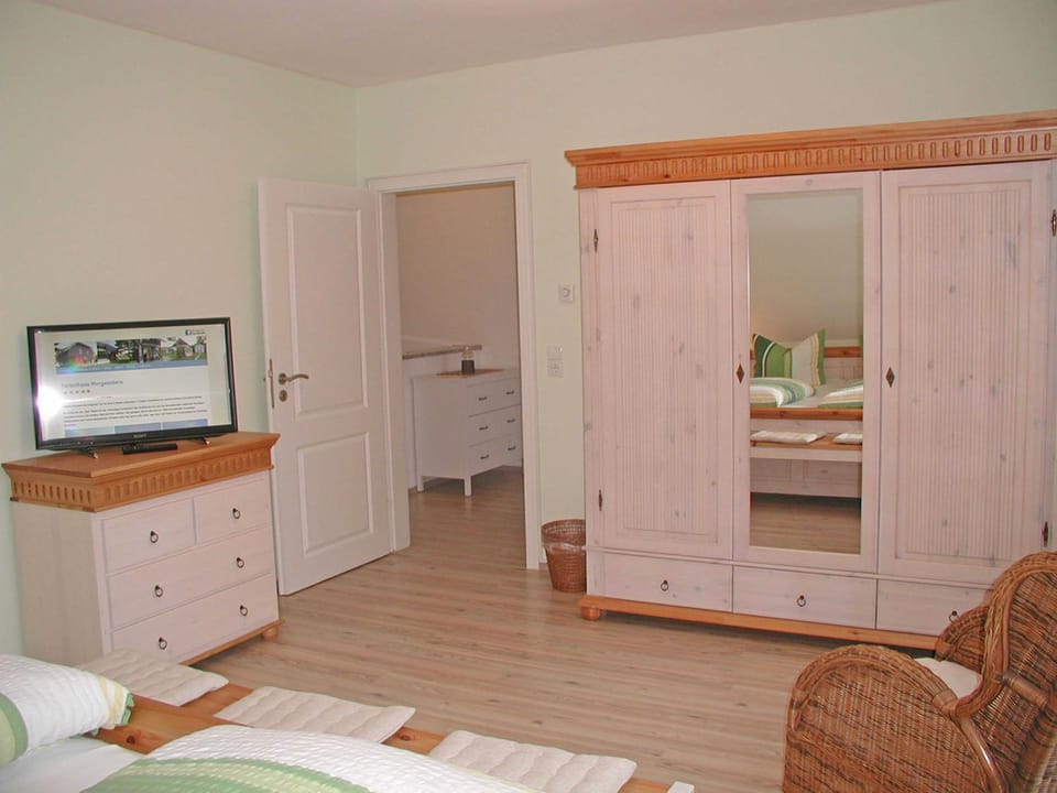 Bed, TV and multimedia, Photo of the whole room, Bedroom, wardrobe