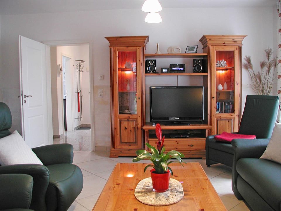 Communal lounge/ TV room, TV and multimedia, Living room, Seating area, Evening entertainment