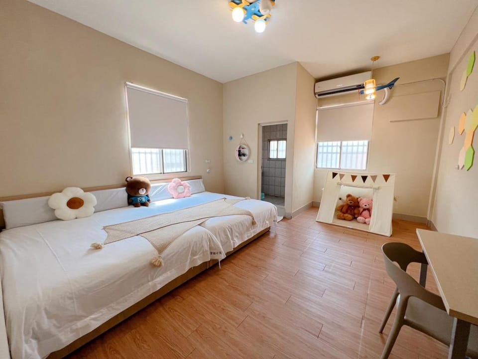 Bed, Photo of the whole room, Bedroom, air conditioner