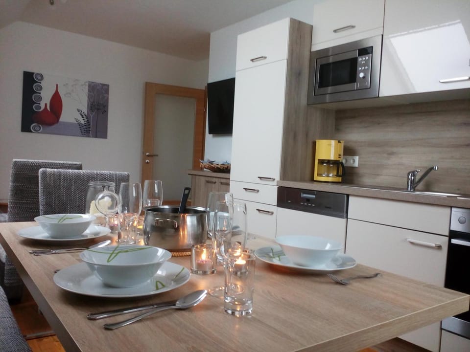 Kitchen or kitchenette, Dining area