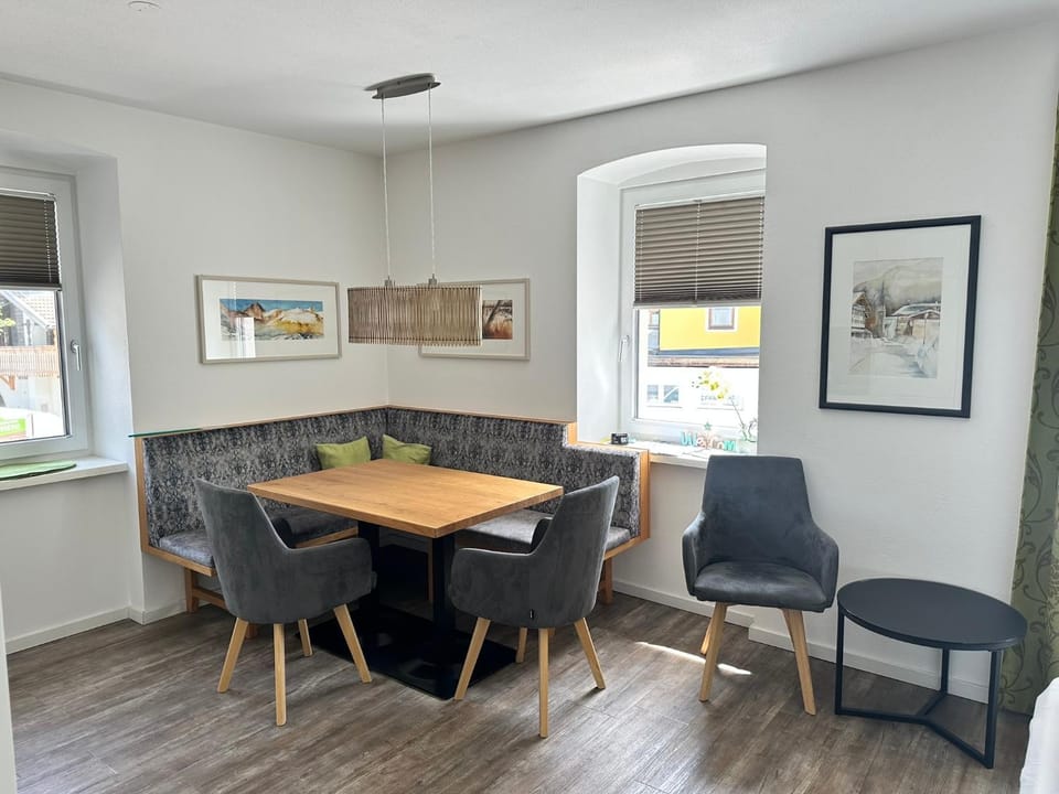 Seating area, Dining area