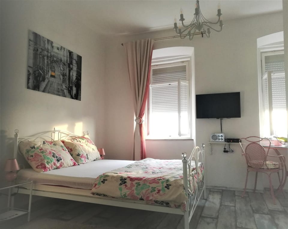 TV and multimedia, Seating area, Bedroom