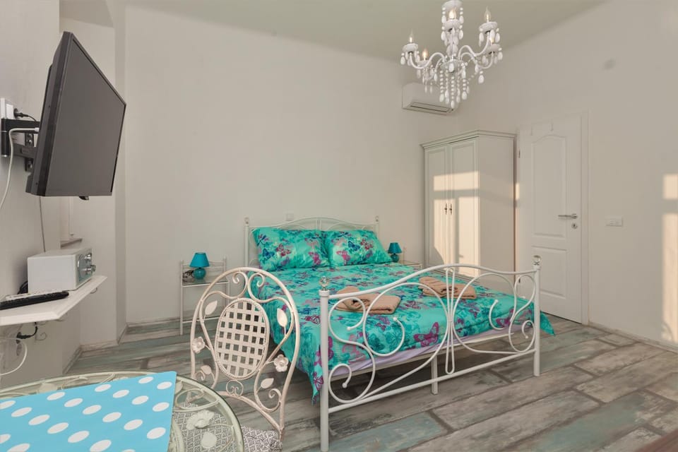 TV and multimedia, Seating area, Bedroom