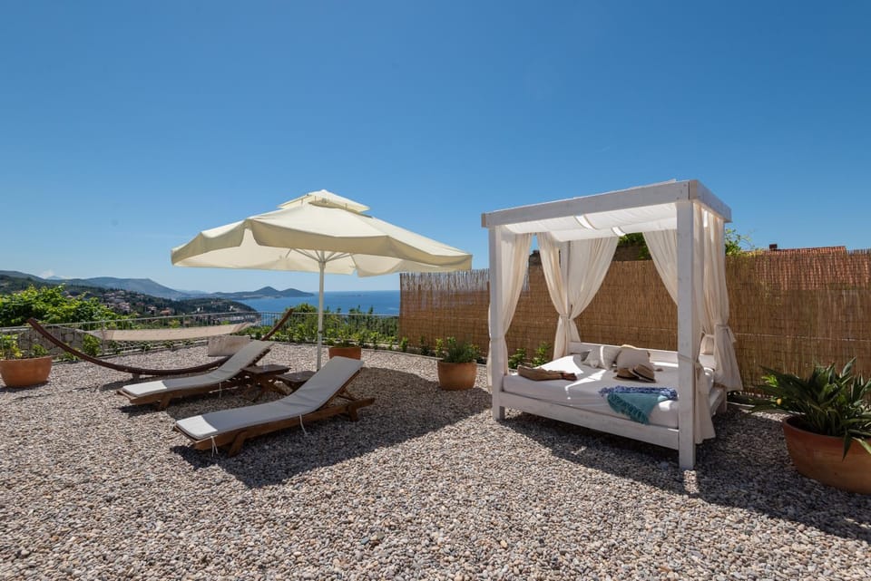 Day, Swimming pool, sunbed