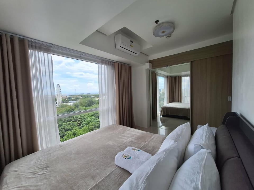 De Luxe, Standard and Studio Suites -The Breeze Residences-close to Airport,Mall of Asia, US Embassy Apartment in Pasay