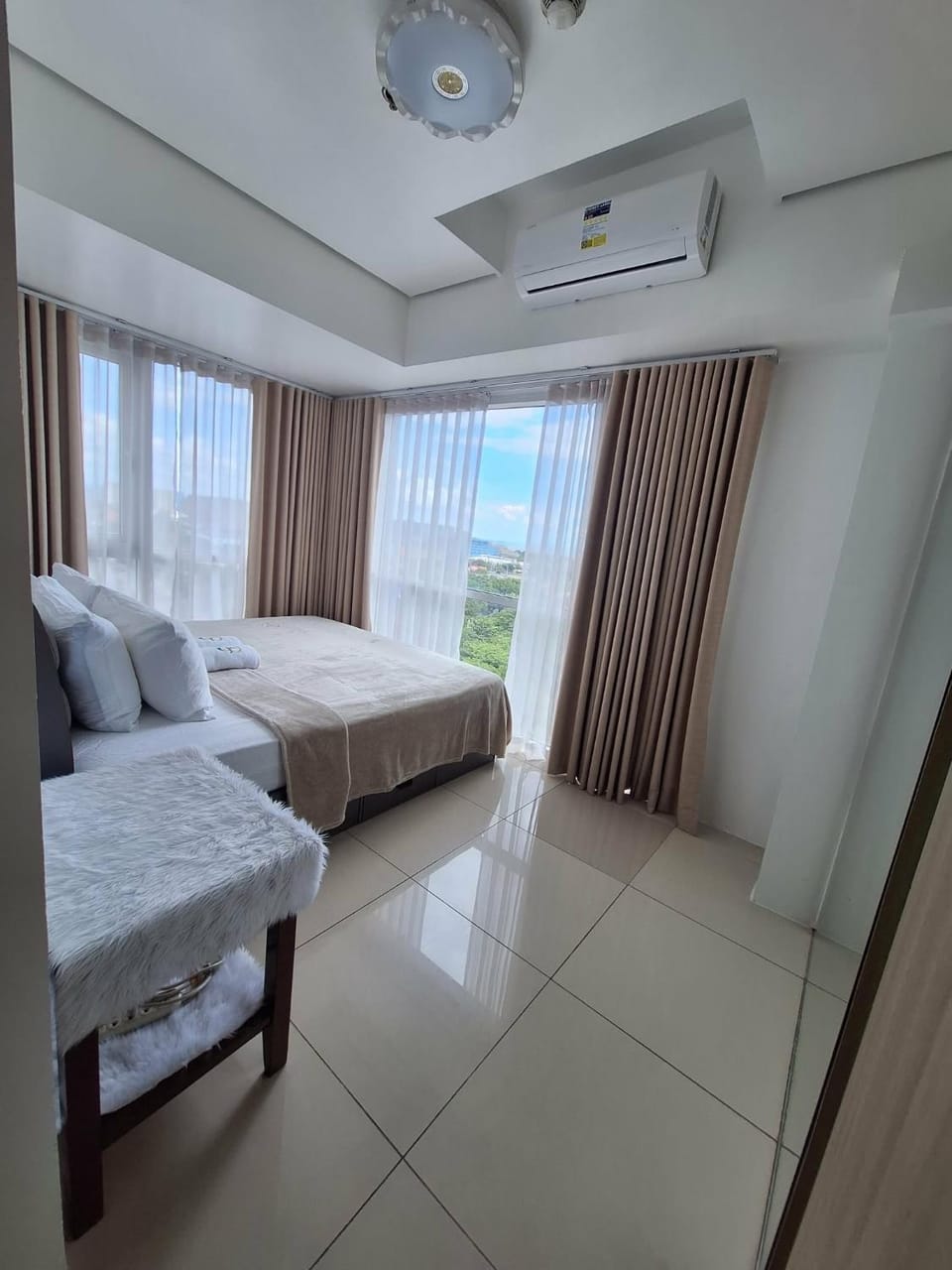 De Luxe, Standard and Studio Suites -The Breeze Residences-close to Airport,Mall of Asia, US Embassy Apartment in Pasay