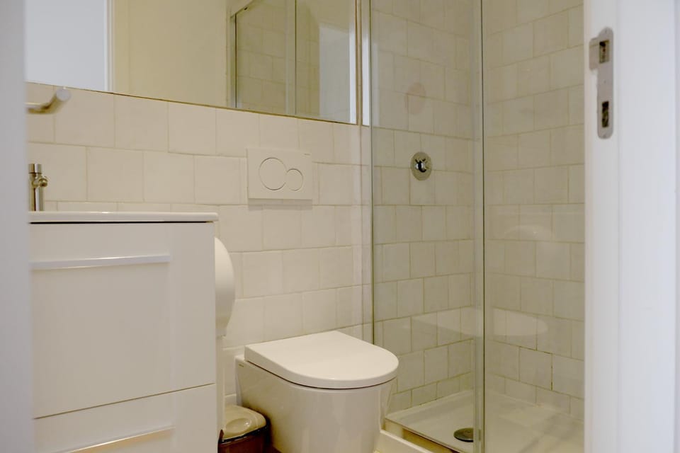 Shower, Toilet