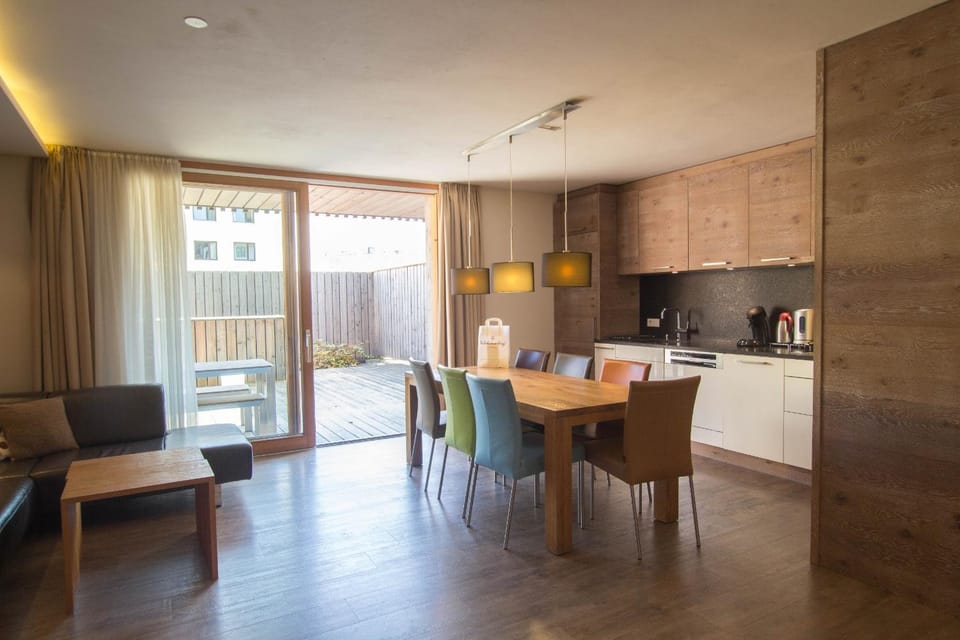 Coffee/tea facilities, Kitchen or kitchenette, Living room, Seating area, Dining area, minibar