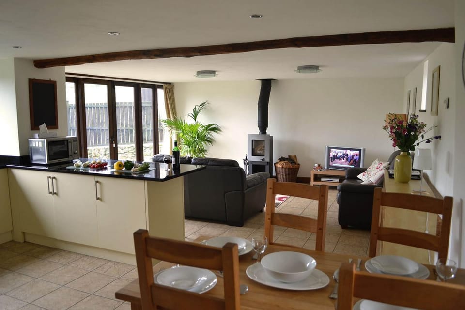 Kitchen or kitchenette, Living room, Seating area, Dining area