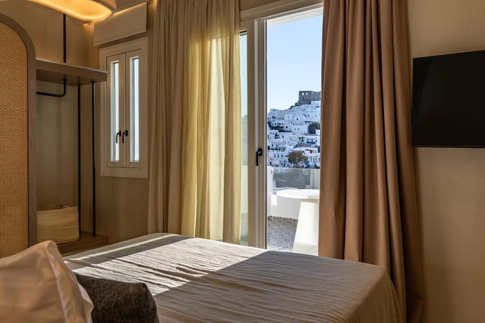 Bed, Natural landscape, TV and multimedia, Photo of the whole room, Bedroom, Mountain view