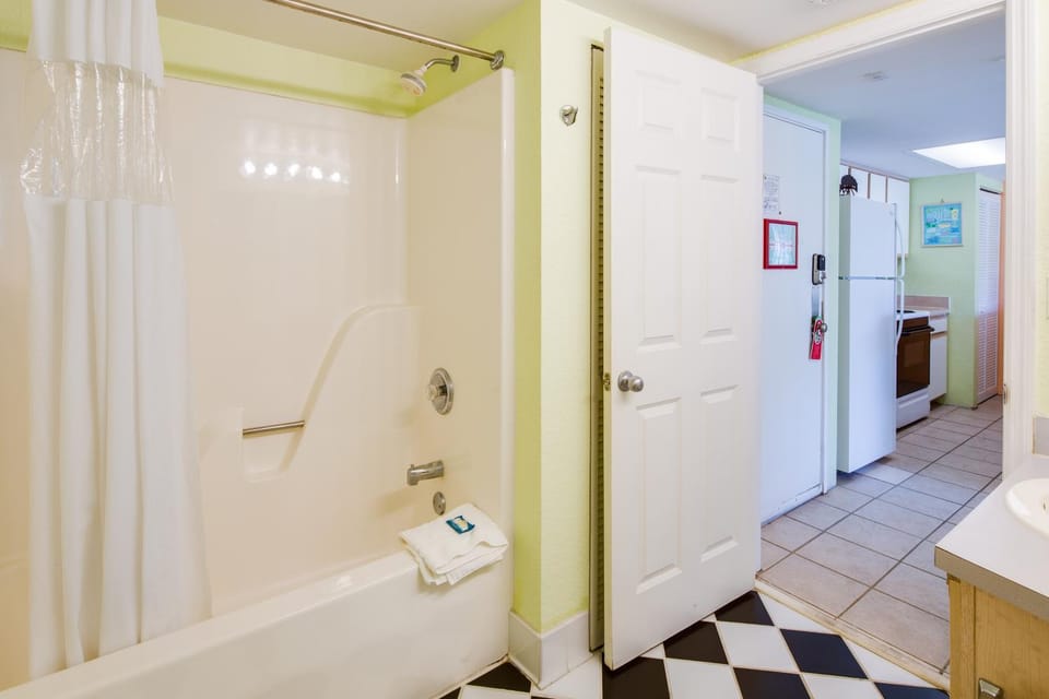 Sunrise Suites Saint Lucia Suite #201 Apartment in Stock Island