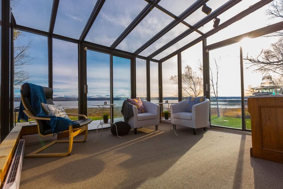 Patio, Solarium, Decorative detail, Dining area, City view, Garden view, Pool view, River view, Inner courtyard view