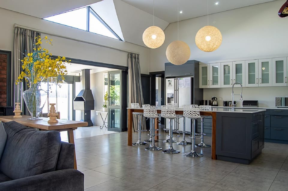 Kitchen or kitchenette, Seating area, minibar