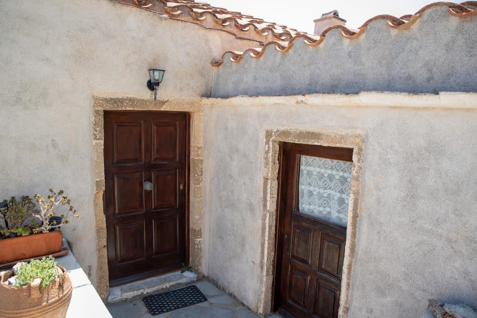 Goulas Traditional Guesthouse Bed and Breakfast in Islands