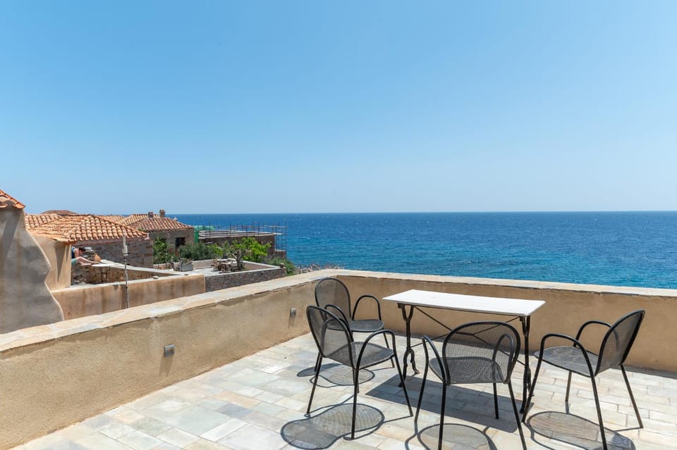 Goulas Traditional Guesthouse Bed and Breakfast in Islands