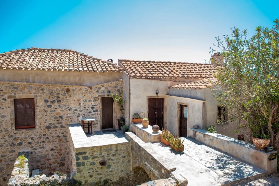 Goulas Traditional Guesthouse Bed and Breakfast in Islands