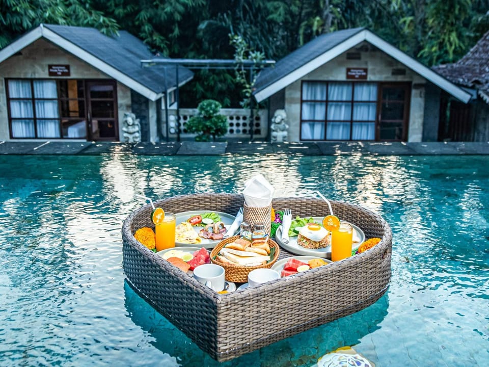 Swimming pool, Breakfast