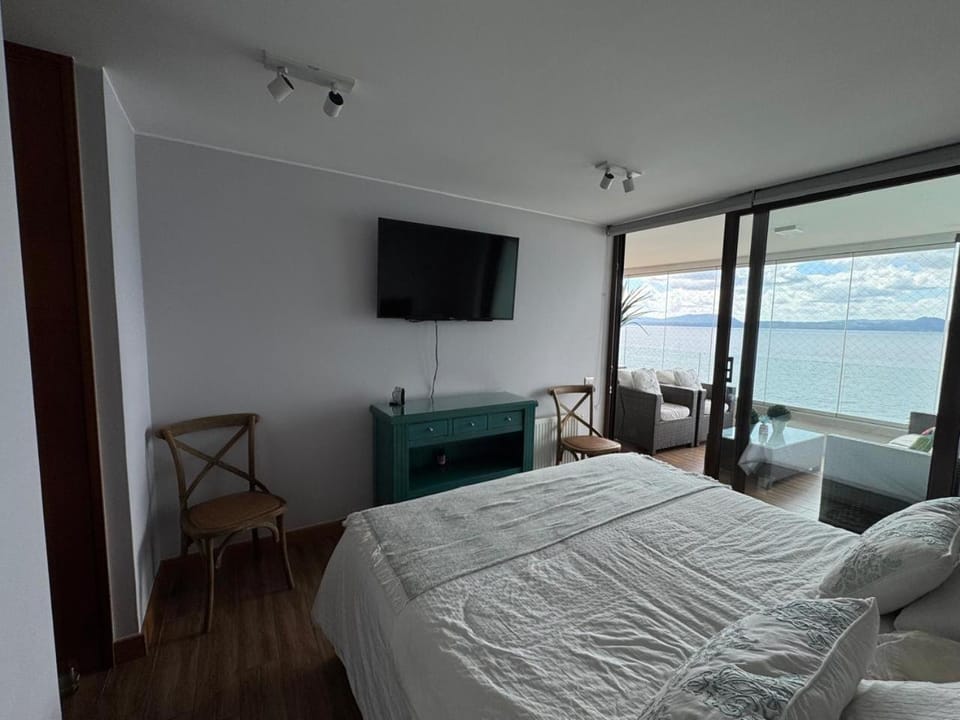 Bedroom, Lake view