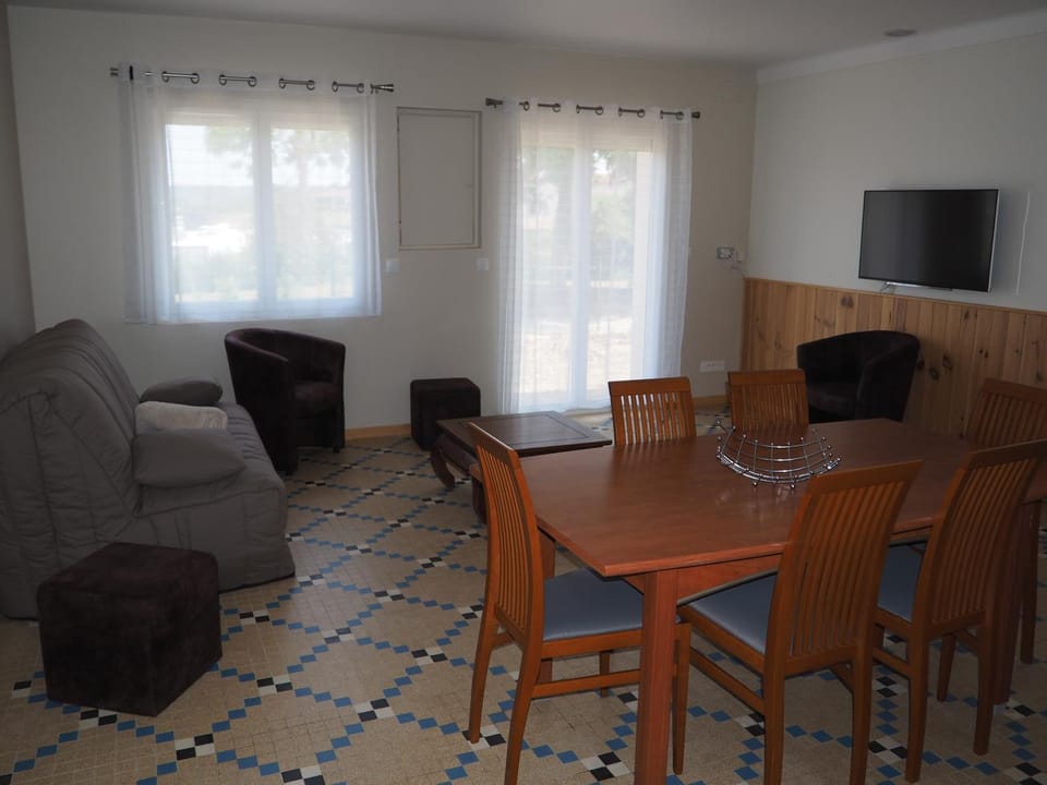 Bed, Decorative detail, Decorative detail, Dining area