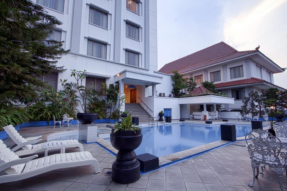 Day, Swimming pool