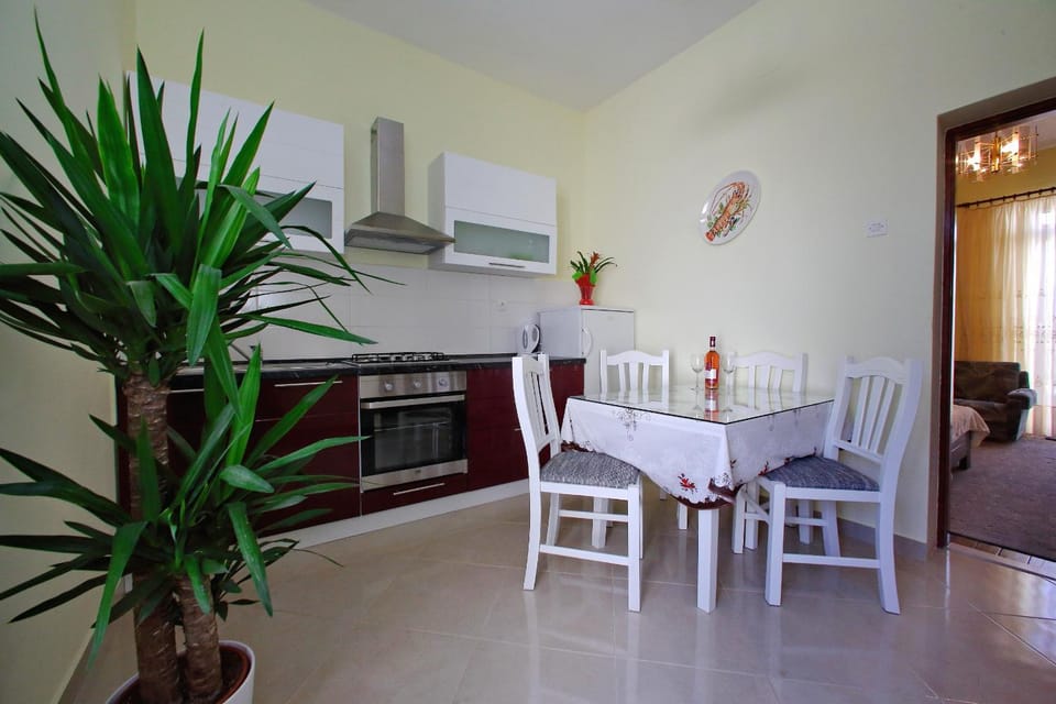 Coffee/tea facilities, Kitchen or kitchenette, Photo of the whole room, Dining area