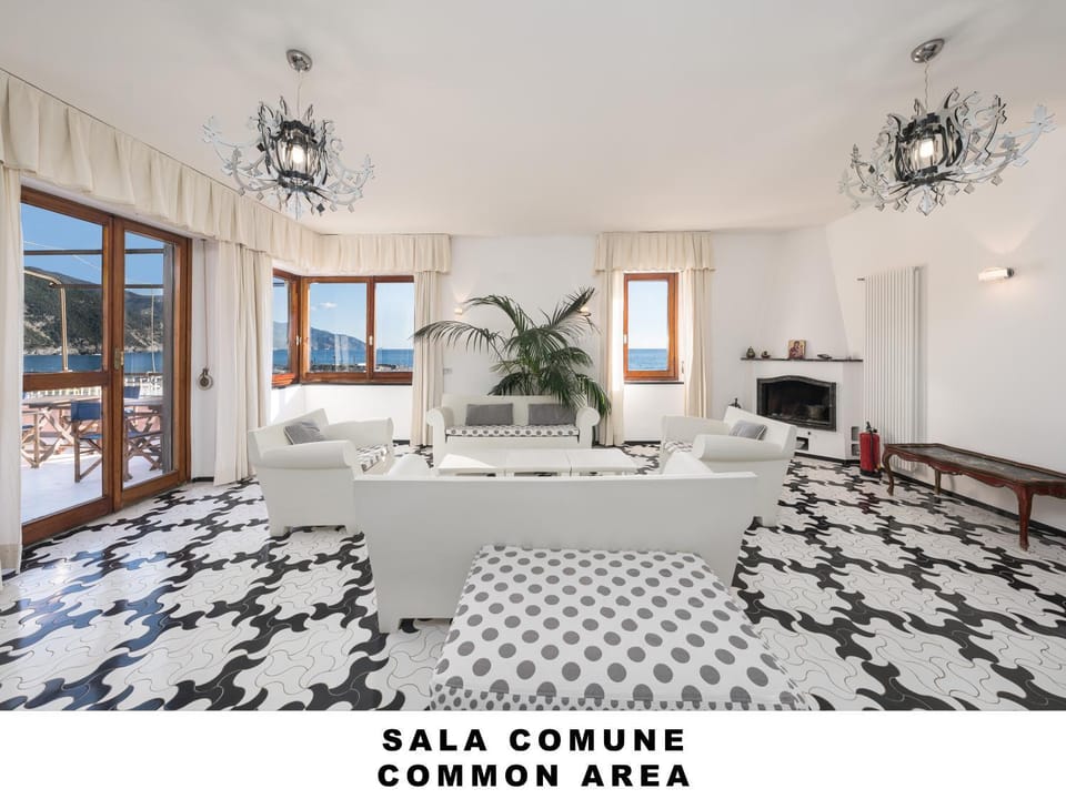 Communal lounge/ TV room, Sea view