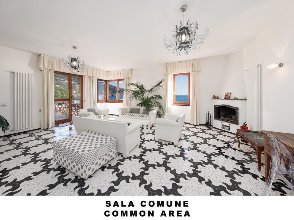 Communal lounge/ TV room, Sea view