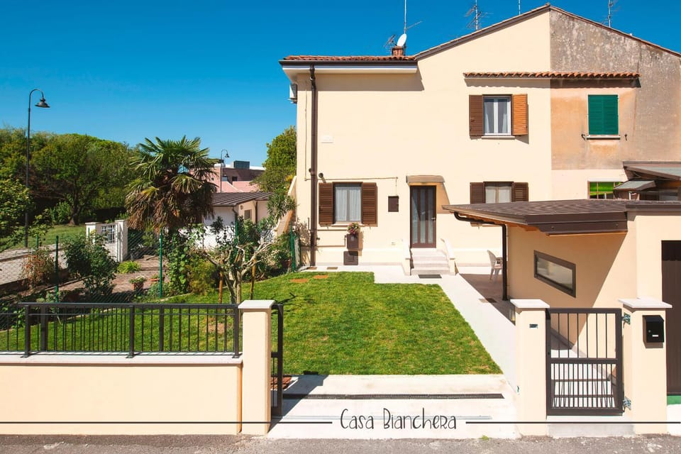 Property building, Facade/entrance, Garden, Garden view