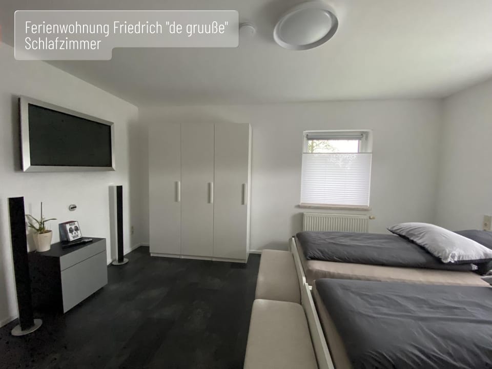 TV and multimedia, Photo of the whole room, Bedroom
