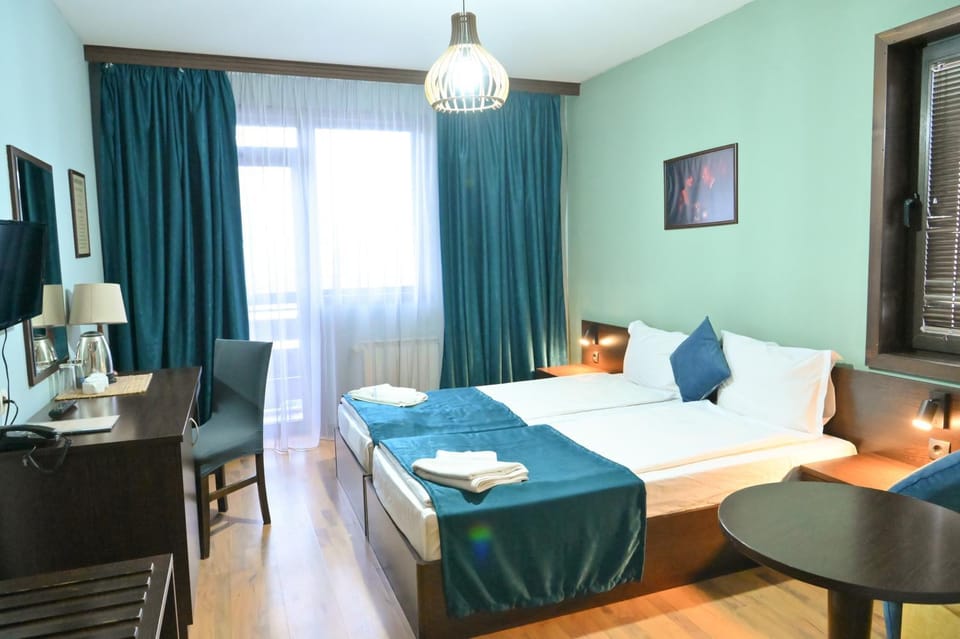 Bed, TV and multimedia, Photo of the whole room, Bedroom, Family, hair dresser, towels