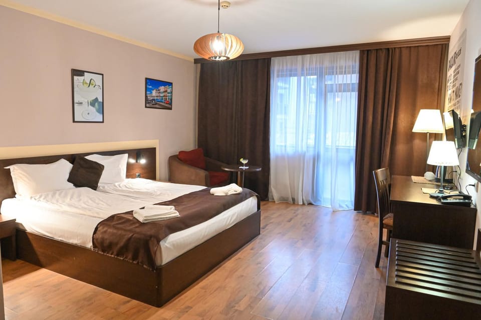 Bed, TV and multimedia, Photo of the whole room, Seating area, Bedroom, Family, heating, towels