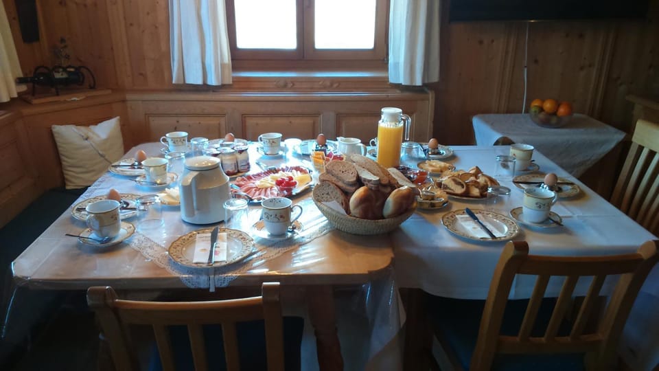 Restaurant/places to eat, Food and drinks, Breakfast, Continental breakfast