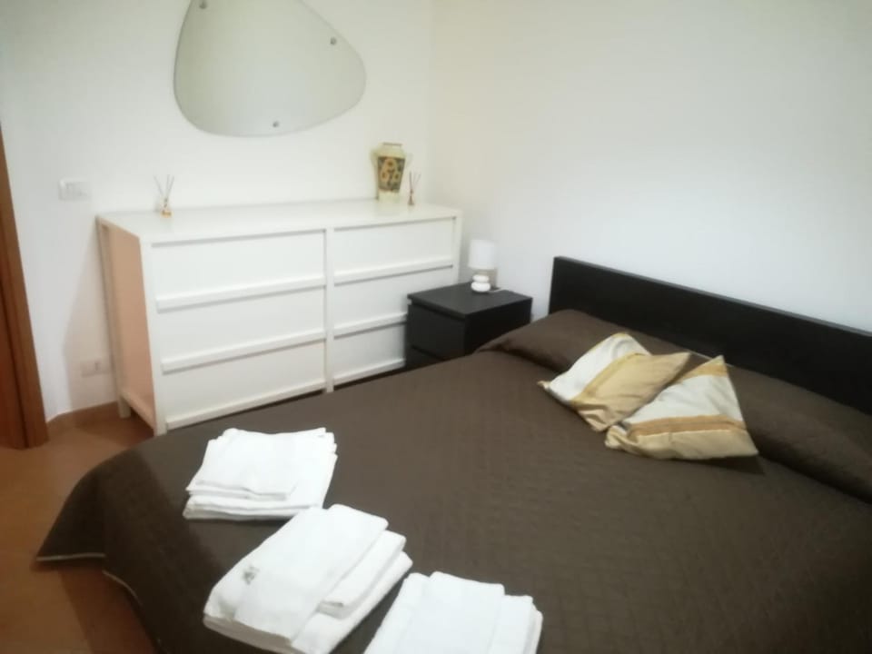 Bed, Photo of the whole room, Bedroom, towels