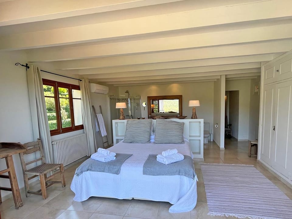 Bed, Bedroom, towels