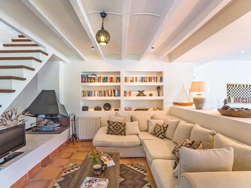 Communal lounge/ TV room, Library, TV and multimedia, Living room, Seating area, Evening entertainment