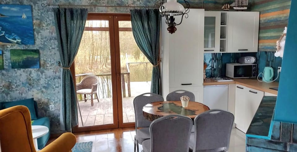 Kitchen or kitchenette, minibar, stove