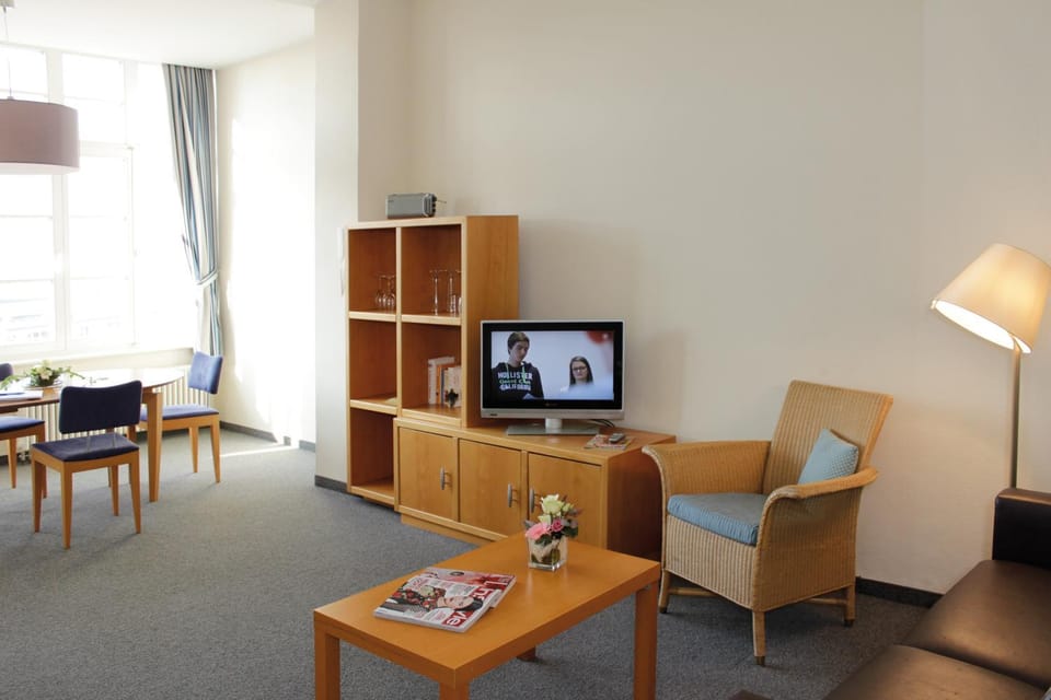 Photo of the whole room, Decorative detail