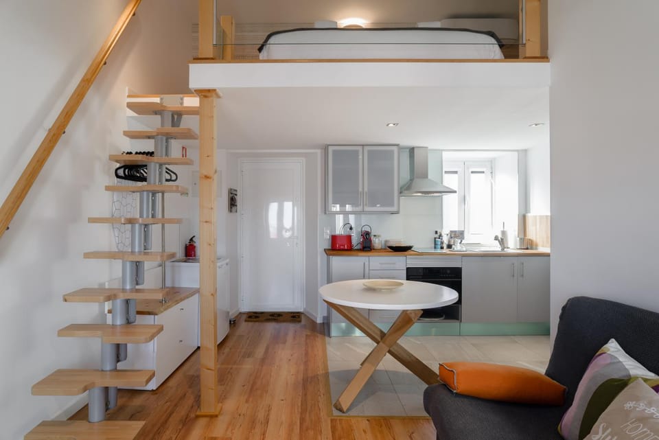 TV and multimedia, Coffee/tea facilities, Kitchen or kitchenette, Living room, Seating area, Dining area, Family