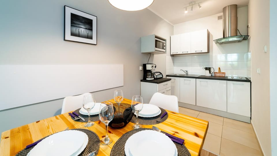 Kitchen or kitchenette, Food and drinks, Dining area, Food