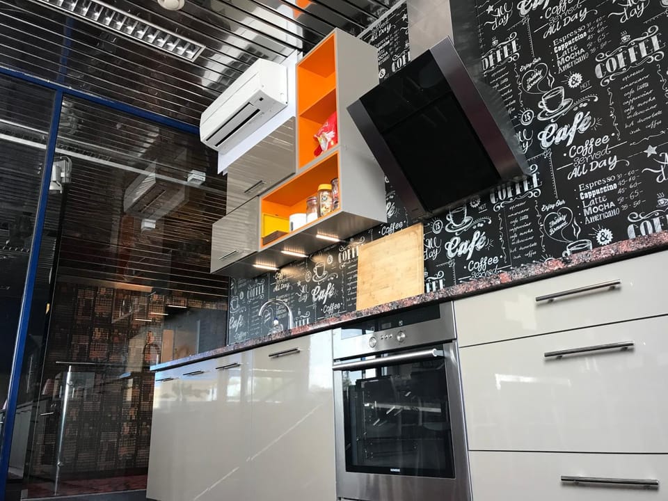 Kitchen or kitchenette, Food and drinks, Dining area, Communal kitchen, Food, Drinks