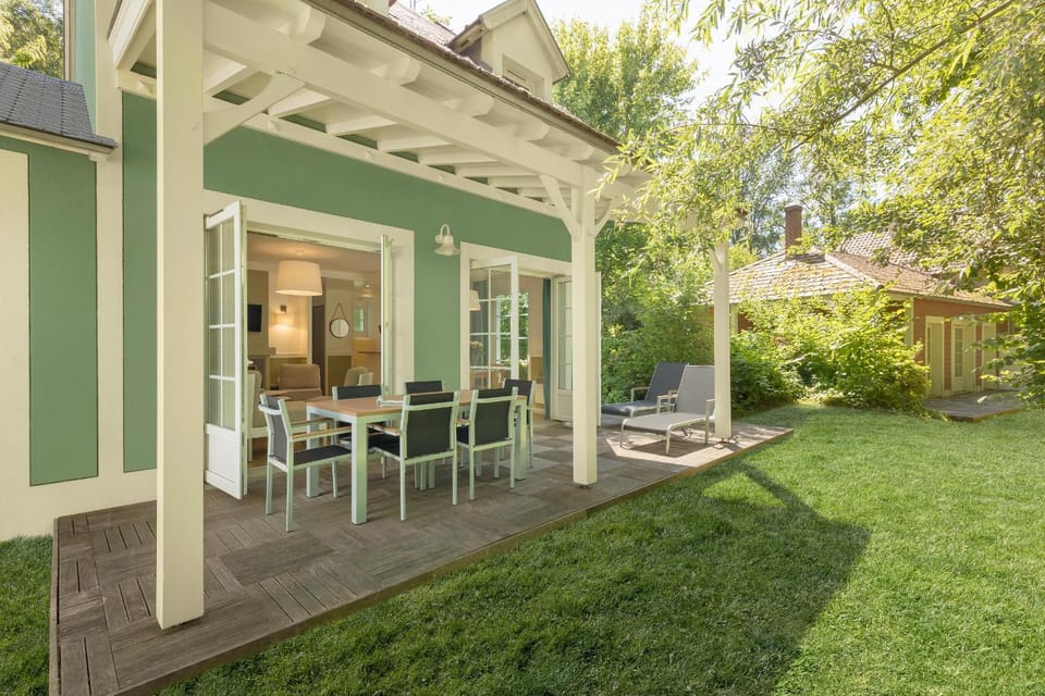 Property building, Patio, Spring, Day, Garden, Balcony/Terrace, Seating area, Dining area, Garden view