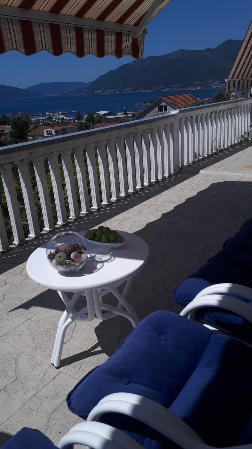 Property building, Neighbourhood, Balcony/Terrace, Sea view