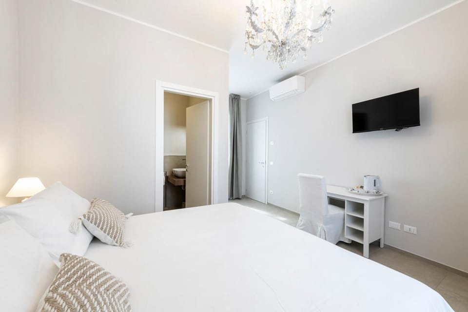 Bed, TV and multimedia, Photo of the whole room, Bedroom
