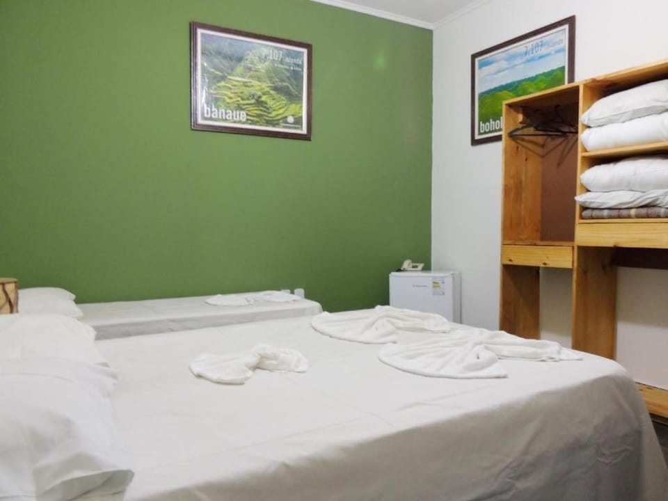 Bed, minibar, towels, air conditioner