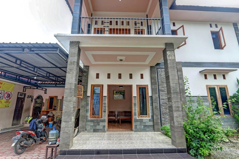 Property building, Facade/entrance, Property logo or sign